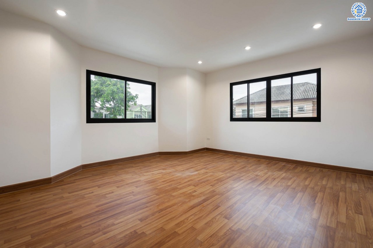 บ้านมือสองตกแต่งใหม่ ม.สัณห์ติสุข สรงประภา บ้านแฝดหลังมุม เนื้อที่ถึง 51.8 ตร.ว. ฟังก์ชัน 3 ห้องนอน 2 ห้องน้ำ 1 ห้องอเนกประสงค์ จอดรถได้ 2 คัน บนทำเลศักยภาพ เชื่อมต่อหลายเส้นทาง ใกล้ทางด่วน "ศรีรัช" และโรบินสัน ศรีสมาน